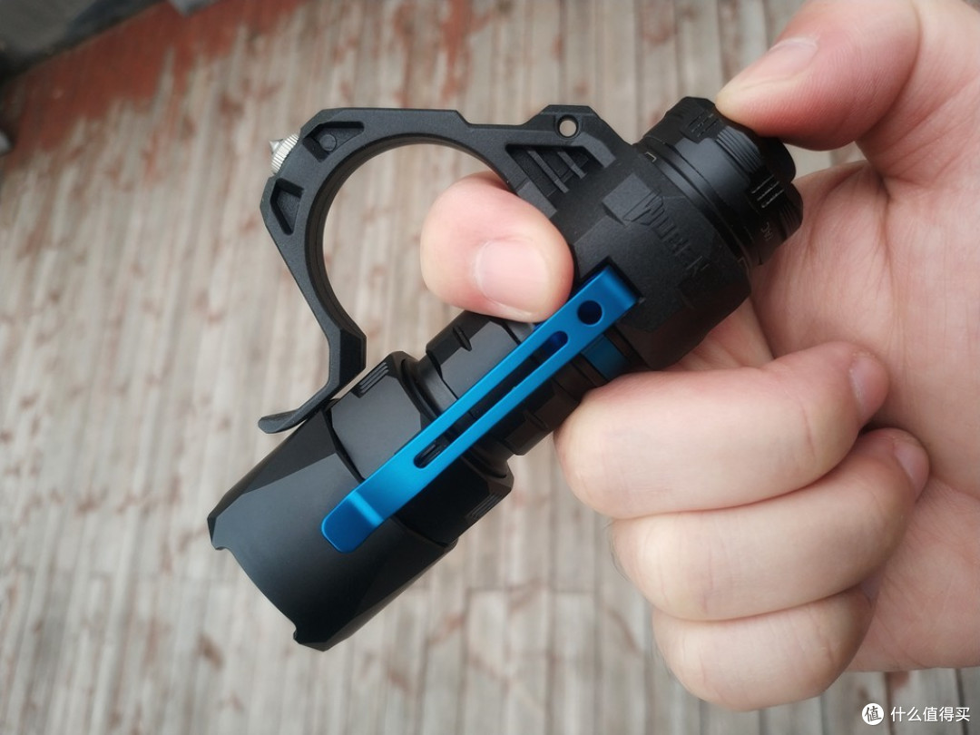 小巧硬核:务本T4便携战术手电