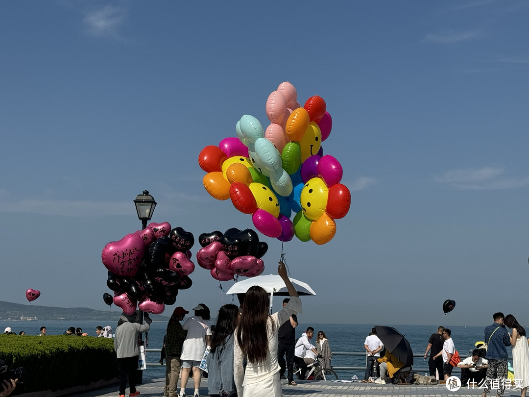 威海｜五一假期大相框外是气球的海洋，大相框内是天空，海洋和海风