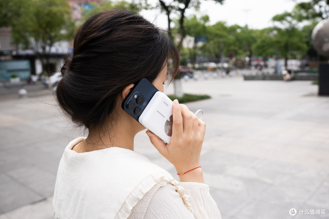 无需带线,超减负!苹果安卓皆可用:西圣PB磁吸无线充电宝