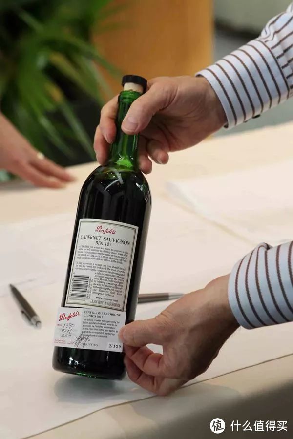 ▲ 这瓶1990年份的奔富葡萄酒在2011年换过新塞