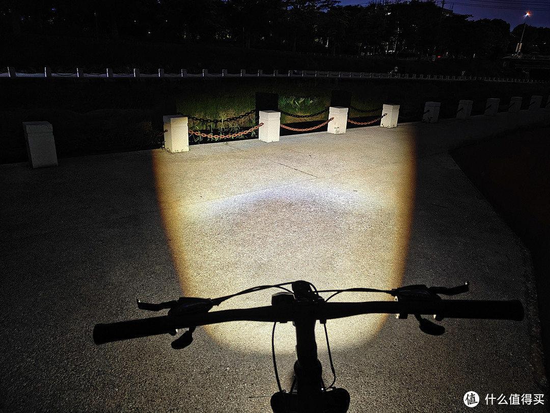 截止线骑行灯照亮夜骑的路，迈极炫CBL1600X智能吊装截止线骑行灯体验