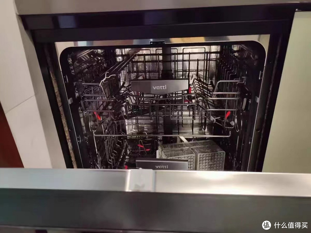 洗碗机是现代厨房中的一项革命性发明，