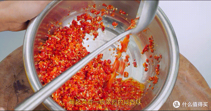 厨师长教你:“自制剁椒蒸鱼头”的家常做法,色泽红亮,肉质鲜嫩