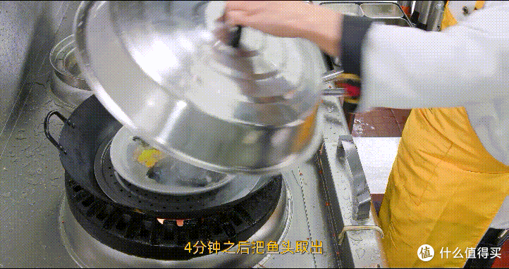 厨师长教你:“自制剁椒蒸鱼头”的家常做法,色泽红亮,肉质鲜嫩