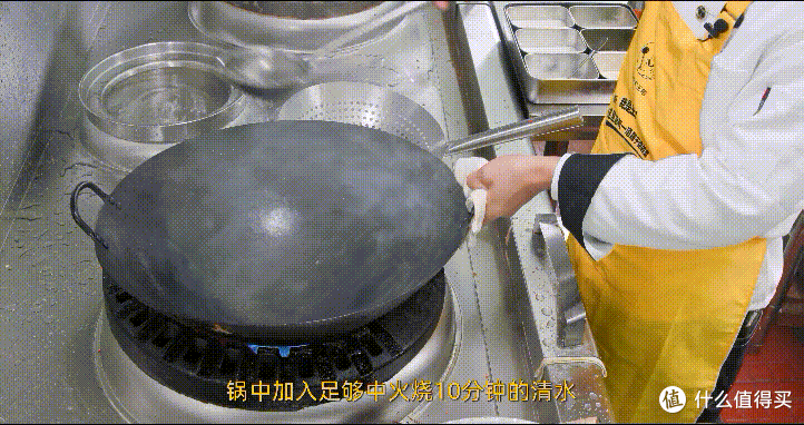 厨师长教你:“自制剁椒蒸鱼头”的家常做法,色泽红亮,肉质鲜嫩