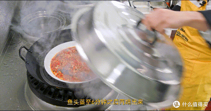 厨师长教你:“自制剁椒蒸鱼头”的家常做法,色泽红亮,肉质鲜嫩