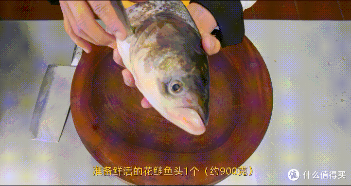 厨师长教你:“自制剁椒蒸鱼头”的家常做法,色泽红亮,肉质鲜嫩