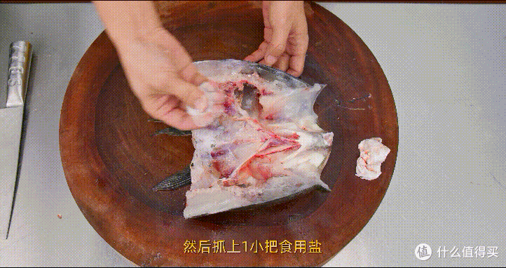 厨师长教你:“自制剁椒蒸鱼头”的家常做法,色泽红亮,肉质鲜嫩