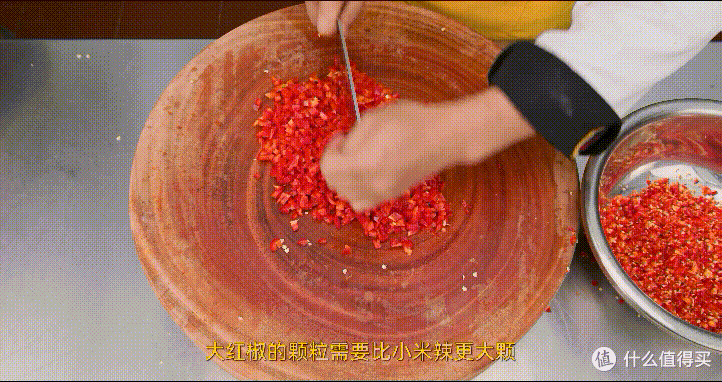 厨师长教你:“自制剁椒蒸鱼头”的家常做法,色泽红亮,肉质鲜嫩