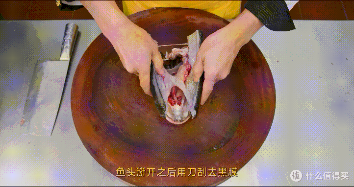 厨师长教你:“自制剁椒蒸鱼头”的家常做法,色泽红亮,肉质鲜嫩