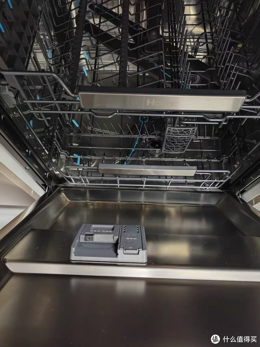 《洗碗机解放双手：科技带来的便捷生活》