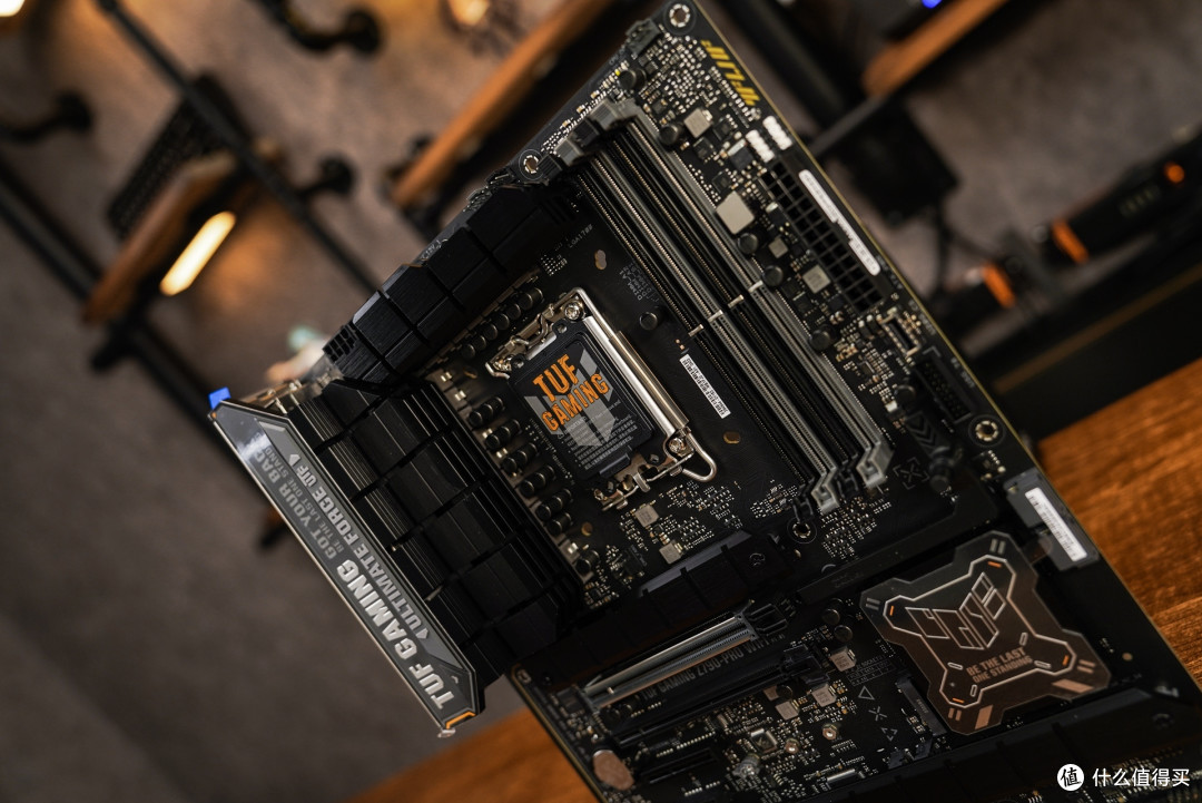 TUF电竞特工上新啦!纯黑主机演绎经典黑金暖色风