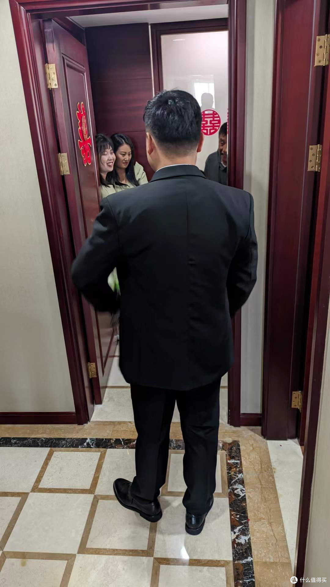 身高两米也当了个伴郎,这是多大的胆子。