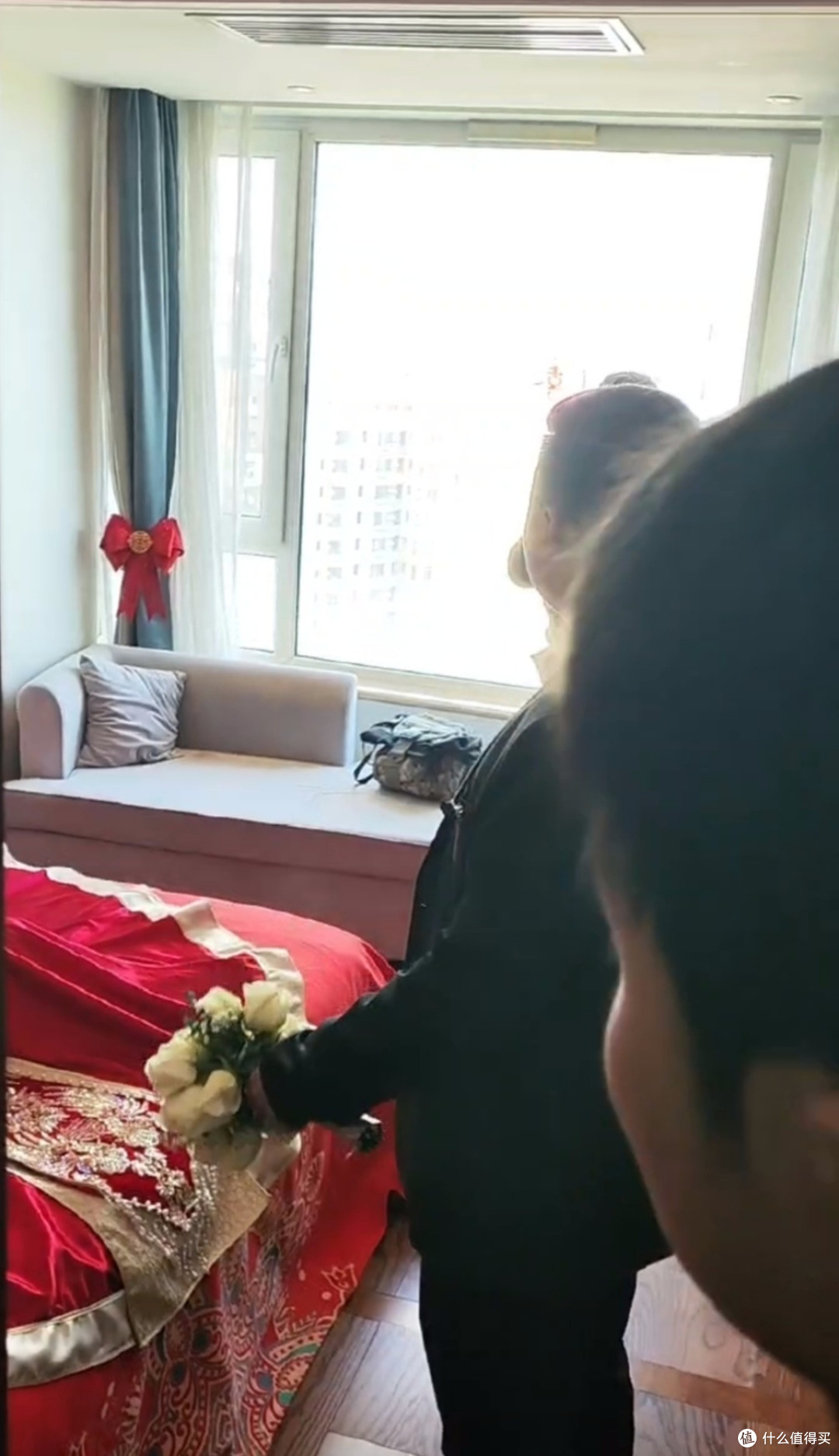 身高两米也当了个伴郎,这是多大的胆子。