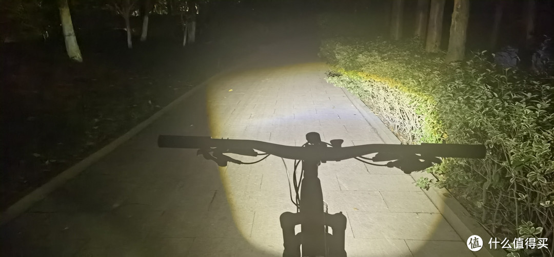 骑行菜腿装备：夏日夜骑必备的照明颜值之王Magicshine迈极炫CBL1600X