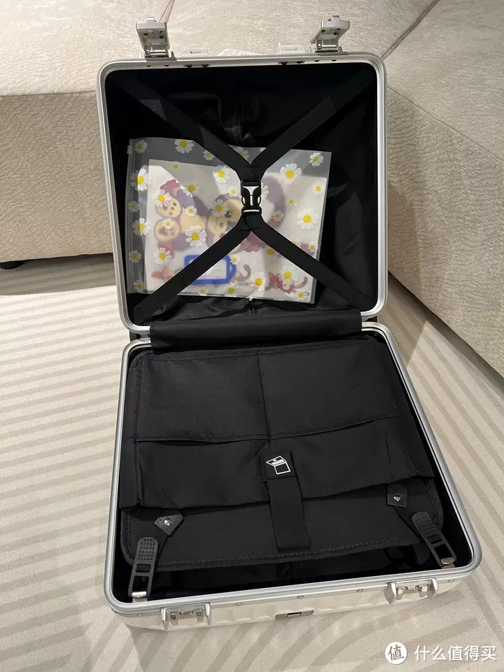 DTA行李箱女小型登机箱18寸与20寸：轻便密码旅行箱的深度解析