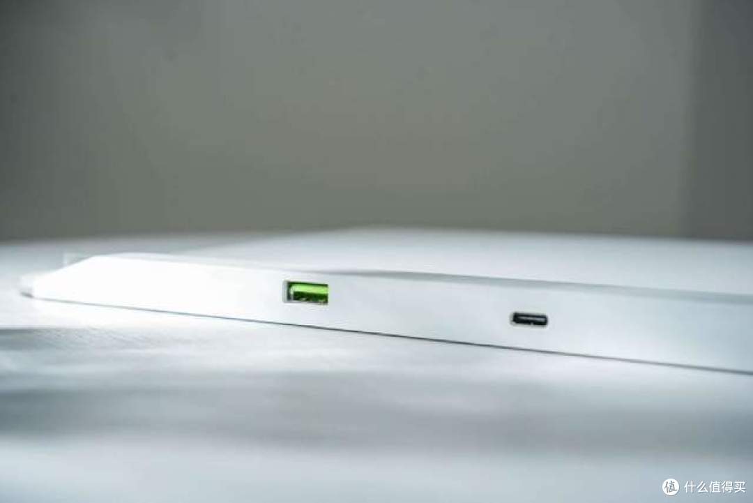 雷蛇烈焰神虫V2专业版:电竞玩家的新宠,899元的光污染神器!