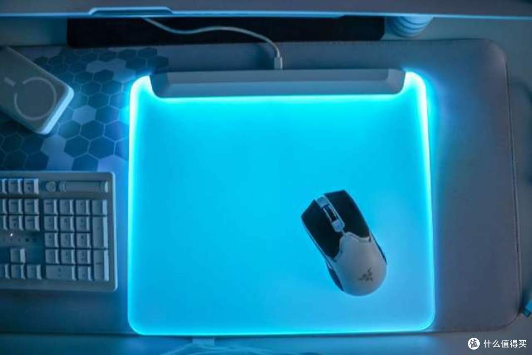 雷蛇烈焰神虫V2专业版:电竞玩家的新宠,899元的光污染神器!
