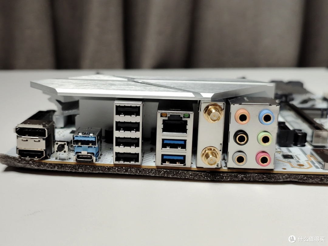 纯白战斧来袭 - 七彩虹战斧 B650M-WHITE WiFi主板开箱&解析
