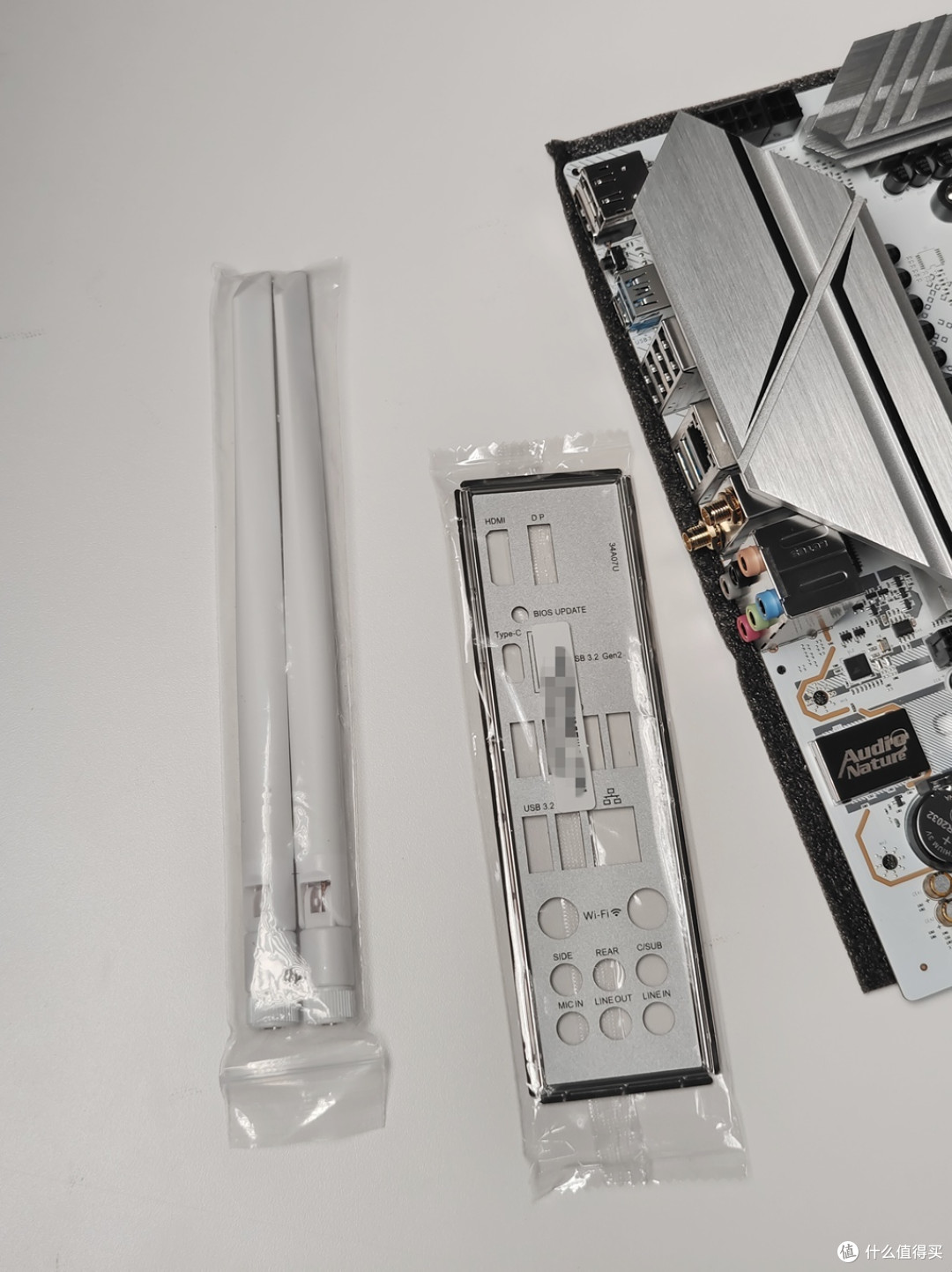 纯白战斧来袭 - 七彩虹战斧 B650M-WHITE WiFi主板开箱&解析