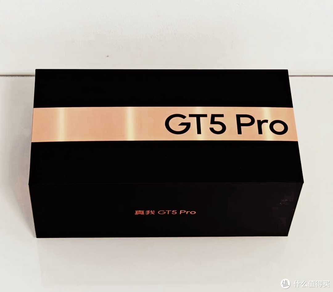 性能出色、拍照优秀的质价比之王：真我 GT5 Pro