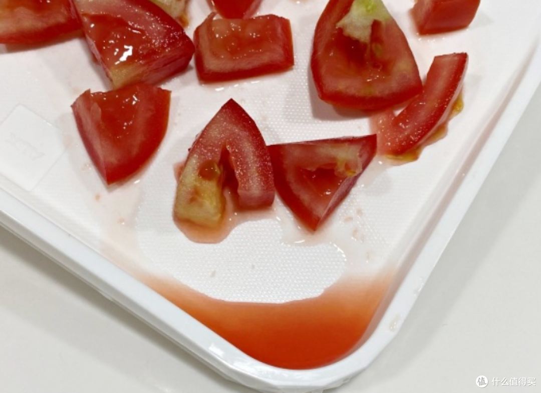 好用的砧板帮你挡住食材中的汤汤水水