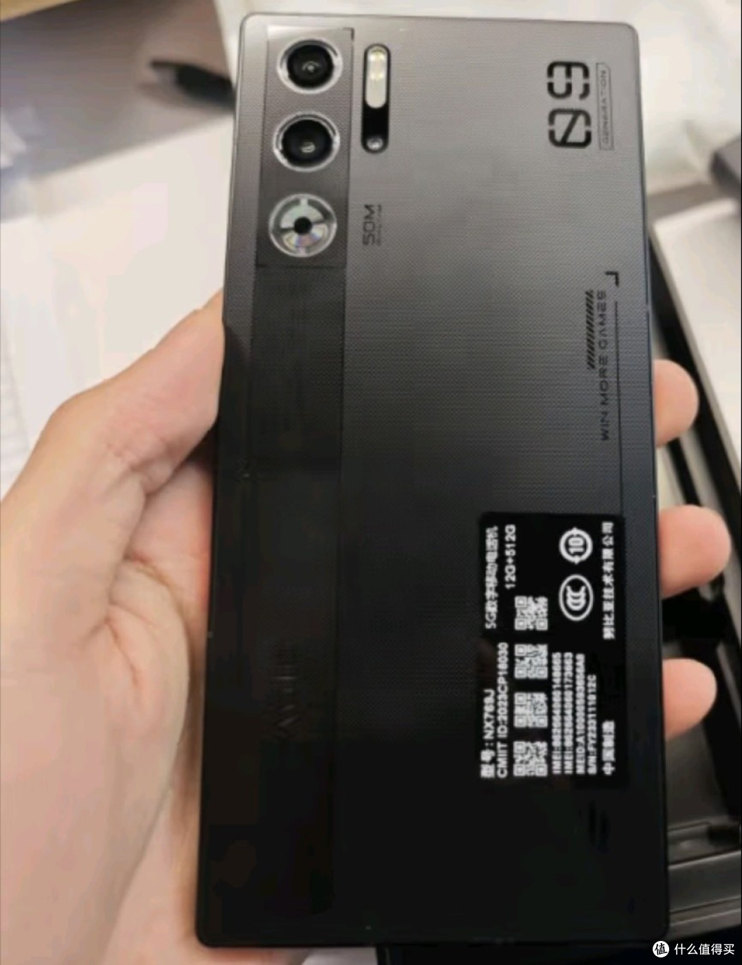 “红魔伸伸手，便知有没有”，努比亚暗黑骑士与其卓越的性能和顶级的游戏体验，符合游戏党的梦想机型
