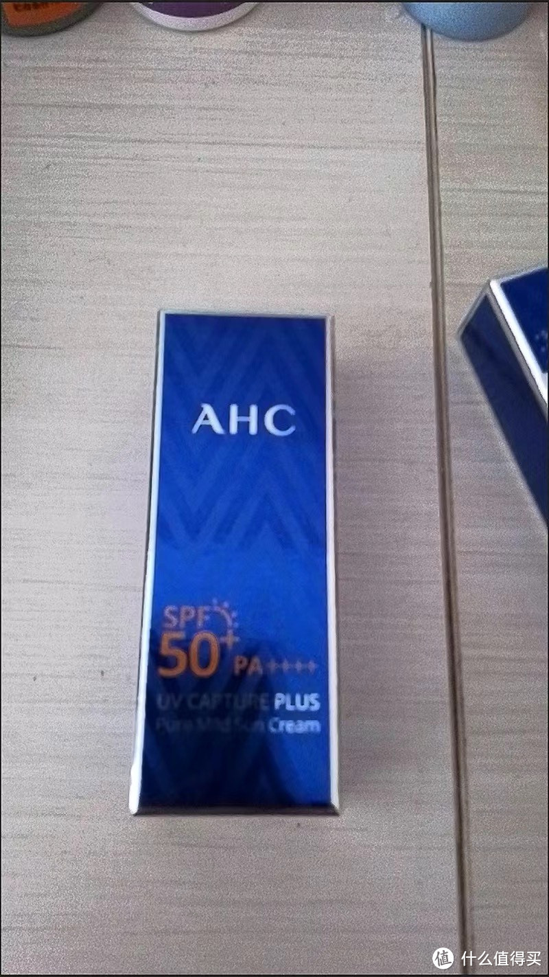 AHC爱和纯防晒霜：小蓝瓶，清爽不油腻的防汗隔离遮瑕神器