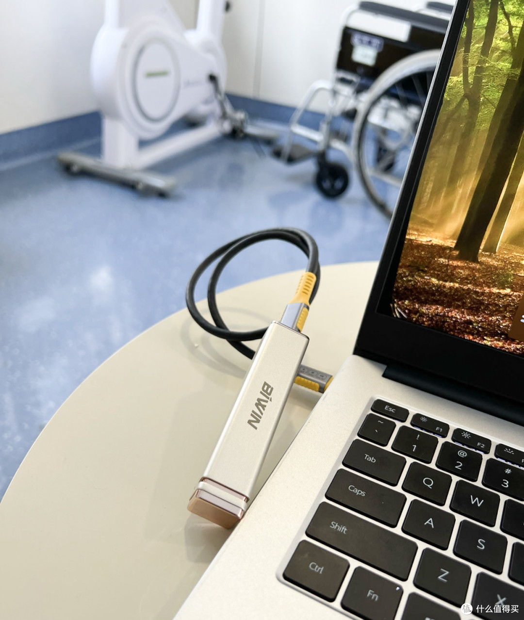 2tb 移动固态硬盘,2000mb/s的读取速度,关键只有口红,打火机和电子烟