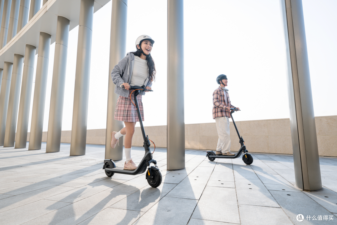 首先来看,在使用电动滑板车是大部分时间都是站立姿态,如何让短途出行