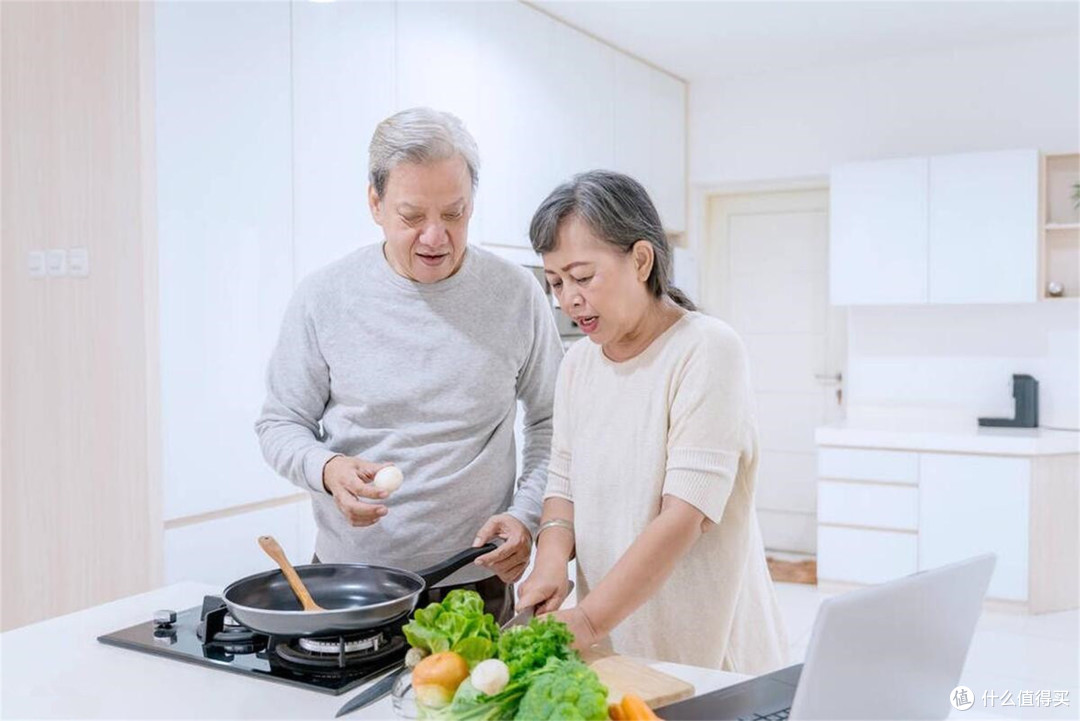 夏不饮汤，四季心慌，提醒中老年人：入夏后多喝六碗汤，平安入夏