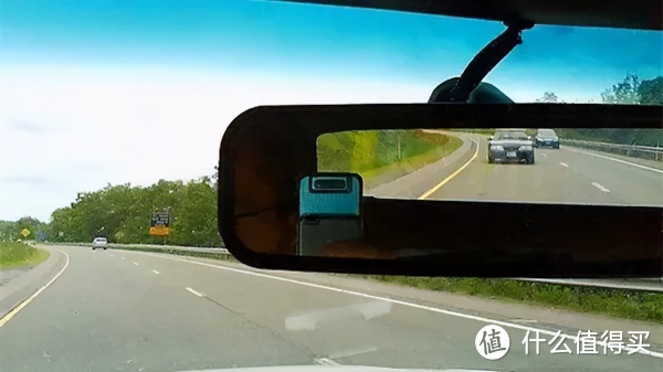 在高速公路上行驶时，如何判断与前车的安全距离？
