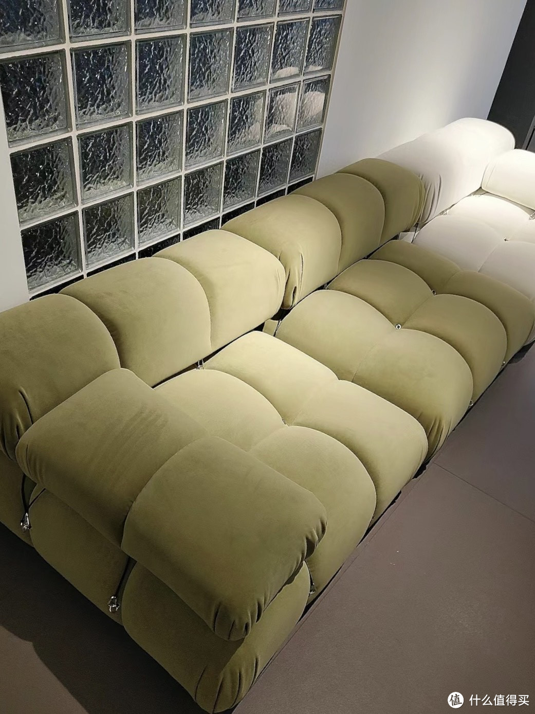 沙发是家居生活中不可或缺的家具之一