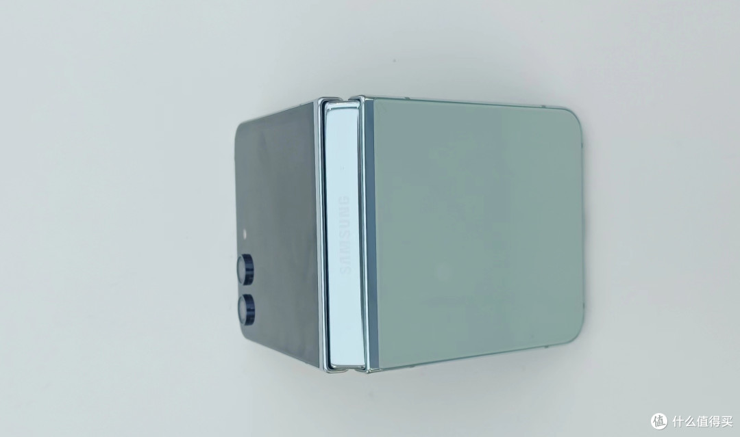 玲珑而不失大气的Galaxy Z Flip5.