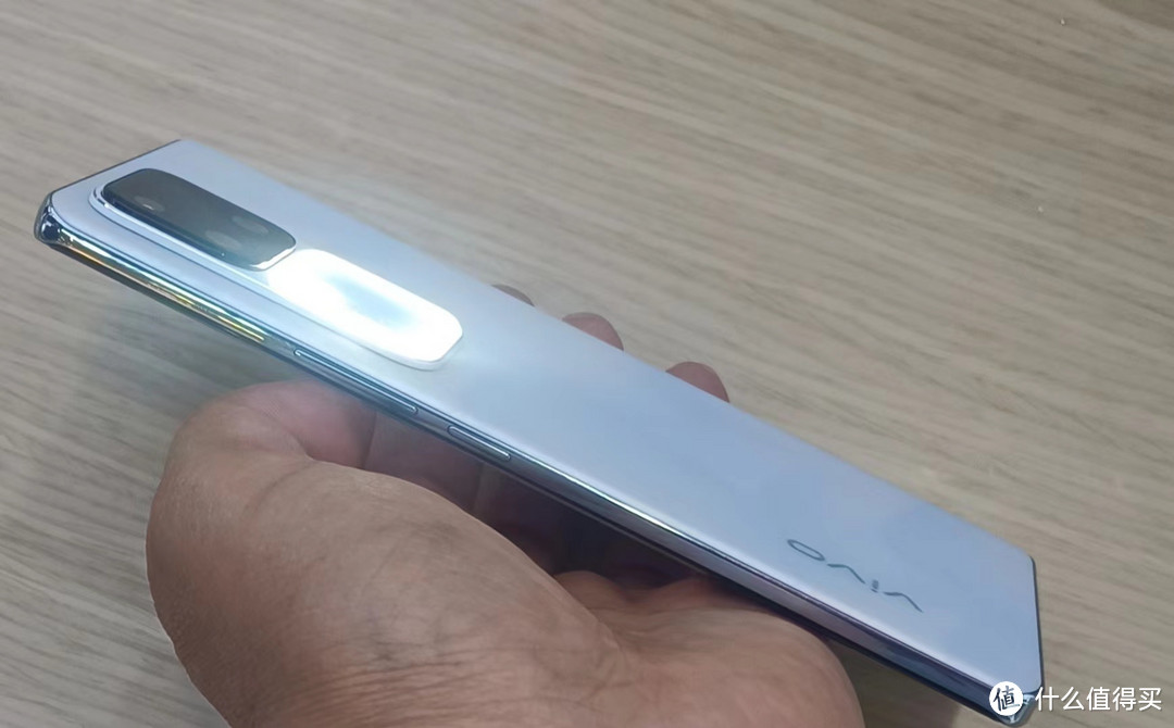 微曲屏照拍双补光的vivo S18 Pro手机