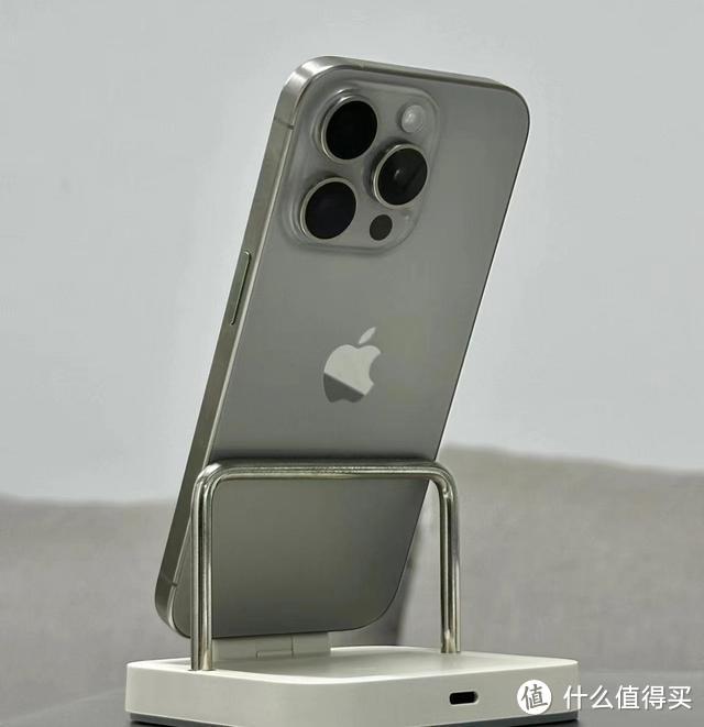 iPhone 16 Pro Max全新机模亮相：6.9英寸史上最大屏与新增拍照按钮