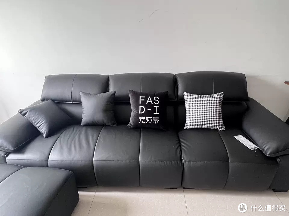 法莎蒂意式皮艺直排沙发，无疑是现代家居生活中的一款精品。