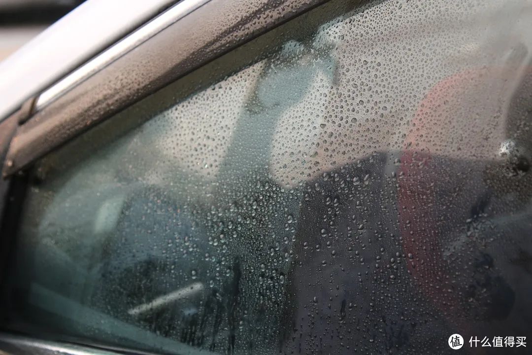 雨天开车后视镜挂满水珠看不清，居然贴上这个小东西就能解决