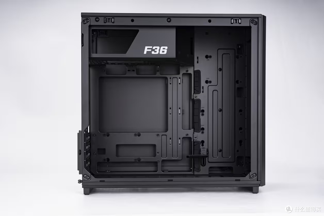 打开侧板机箱内部 支持matx主板 且支持背插主板，4.5槽显卡位置
