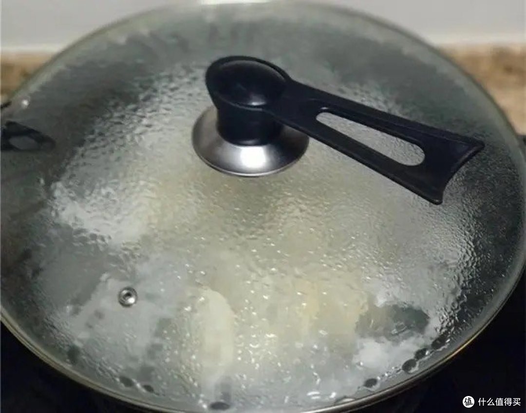 煮饺子时,冷水下锅还是开水下锅,需要盖锅盖吗?