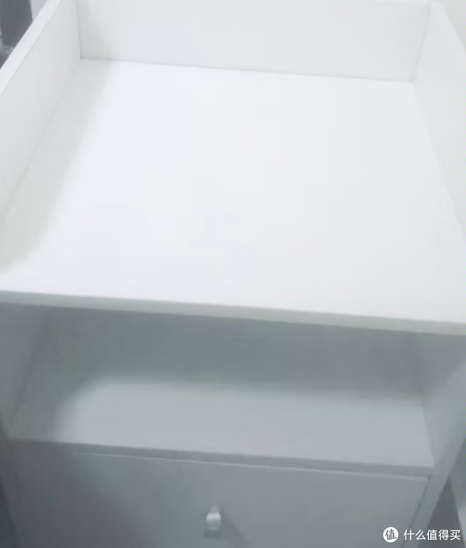 木以成居白色单抽屉床头柜：优雅与实用的完美结合
