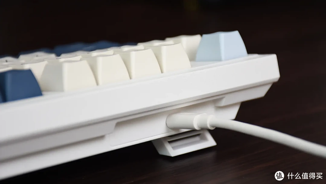 杜伽K110机械键盘：高颜值复古格调，可调节按键行程