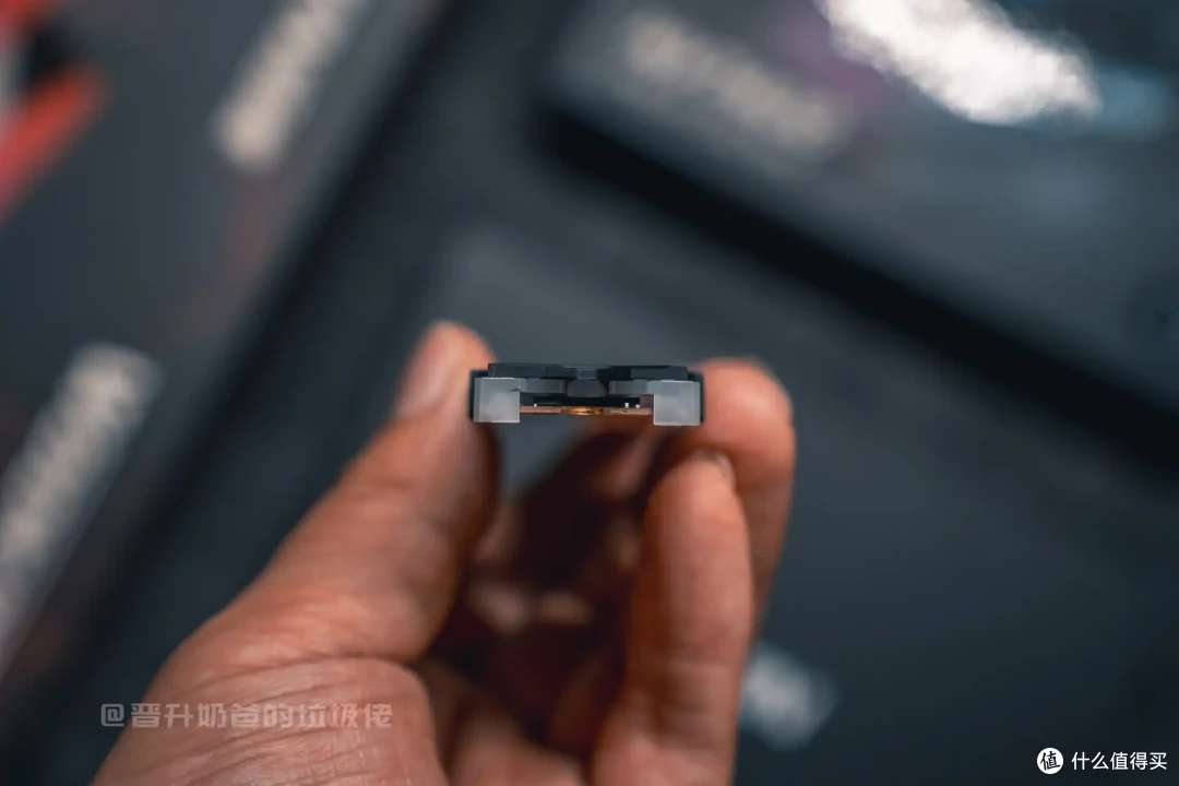 更适合海景房的RGB固态硬盘,佰维NV7400 HEATSINK七彩灵石SSD