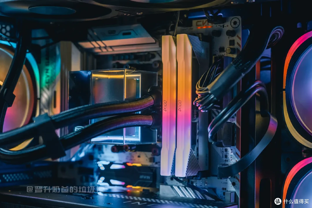 更适合海景房的RGB固态硬盘,佰维NV7400 HEATSINK七彩灵石SSD