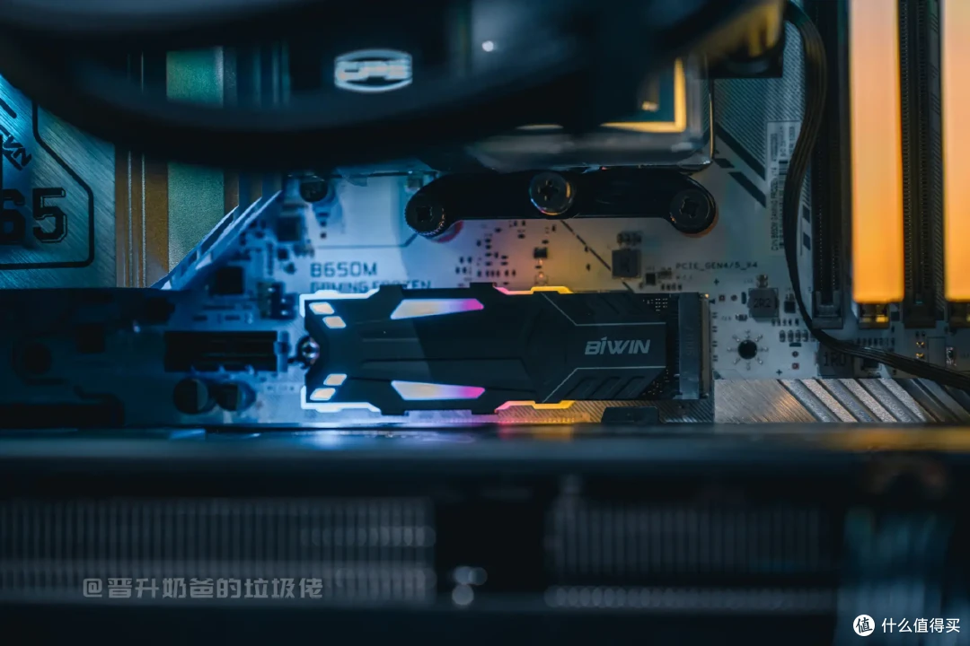 更适合海景房的RGB固态硬盘,佰维NV7400 HEATSINK七彩灵石SSD