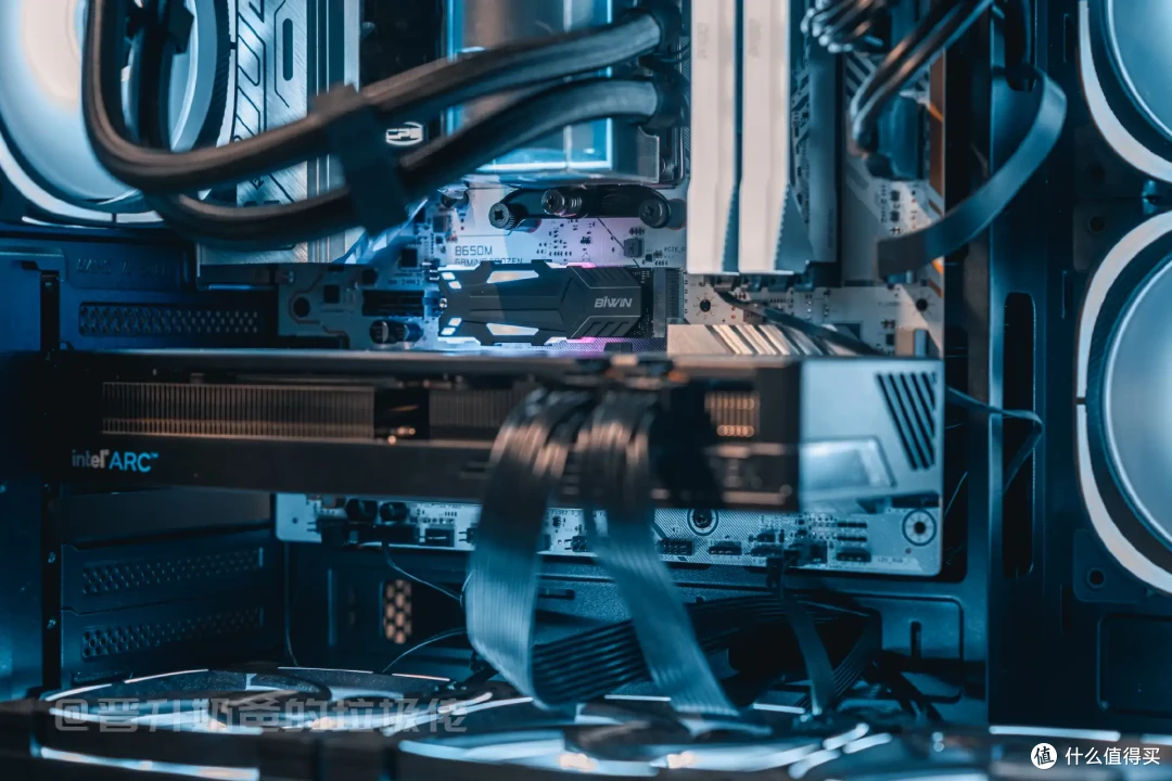 更适合海景房的RGB固态硬盘,佰维NV7400 HEATSINK七彩灵石SSD