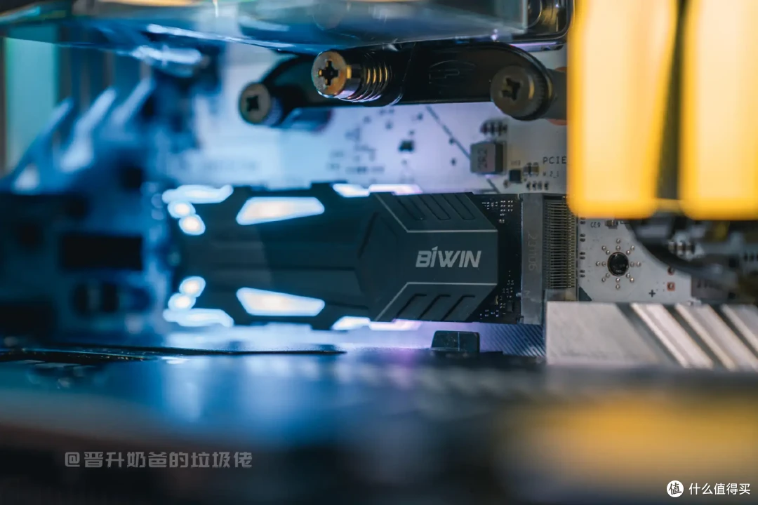 更适合海景房的RGB固态硬盘,佰维NV7400 HEATSINK七彩灵石SSD
