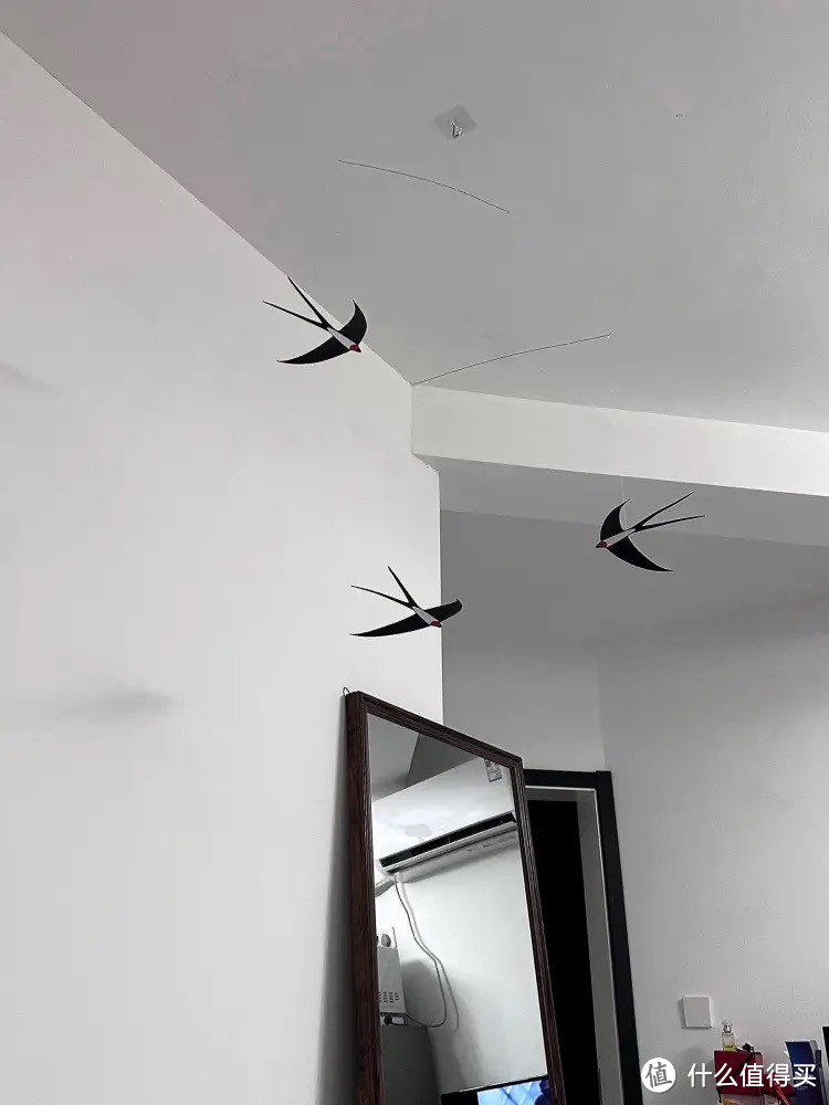 这款平衡燕子饰品太赞了！它的设计非常独特，燕子的造型栩栩如生，仿佛随时都会飞起来一样。而且，它的颜色也很鲜艳，给人一种非常温馨的感觉。