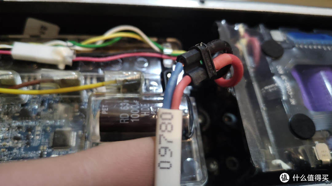 电池插头这里，把电线头弯折成两根粗，插进接头里，正极负极对好红色正极，黑色负极