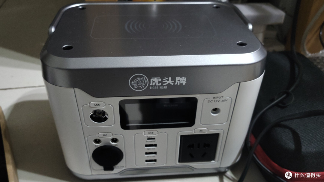 如果用户外电源的220v给滑板车充电，用原装充电器，也可以，但是损耗高，建议用12v升压36v 配合转接头给滑板车充电，转换损耗大约在5%，节约电量。